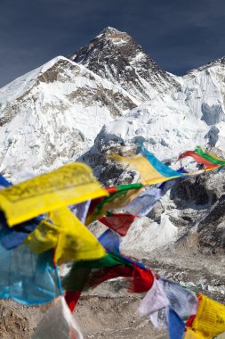 Budist dua bayrakları ile dağ herhangi bir zamanda ve görmek