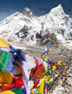Budist dua bayrakları ile dağ herhangi bir zamanda ve görmek