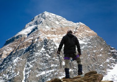 Kala Patthar ve adam silüeti Everest Dağı