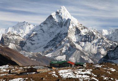 Mount Ama Dablam görünümünü ve dağ manzaralı lodge