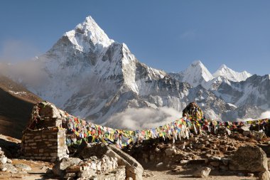 Dua bayrakları ve mount Ama Dablam