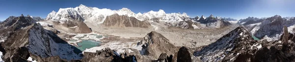 Gyönyörű panorámás kilátást nyújt a Mount Cho Oyu — Stock Fotó