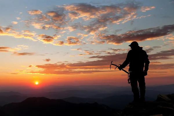 View of man on mountains with ice axe in hand — Stock Photo, Image