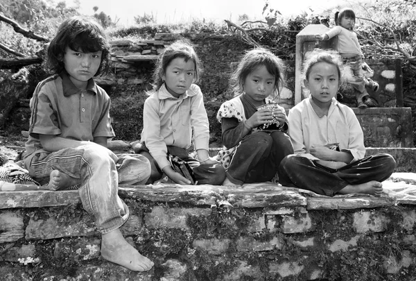 Bambini nepalesi seduti sul muro prima della scuola — Foto Stock
