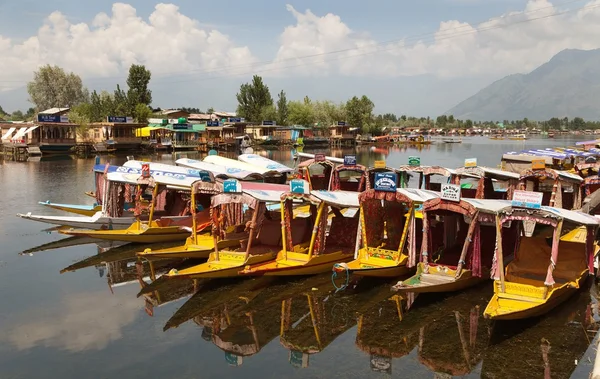 Barcos Shikara en el lago Dal con casas flotantes en Srinagar —  Fotos de Stock