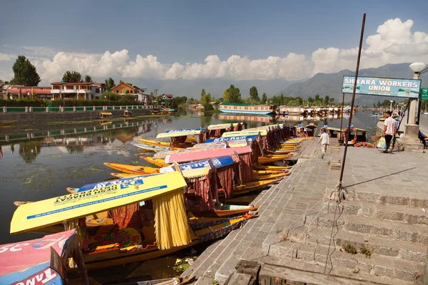 Shikara boten op dal meer met woonboten in srinagar — Stockfoto