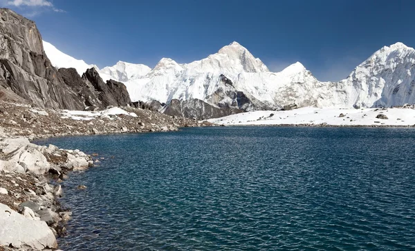 Mount Makalu ovanför sjön nära Kongma La passera — Stockfoto