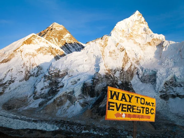 Kväll syn på mount everest från kala patthar — Stockfoto