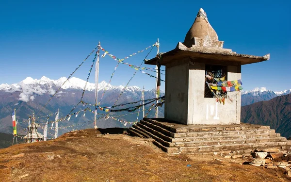 Stupa und Gebetsfahnen - nepal — Stockfoto