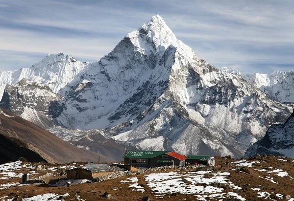 Vista del monte Ama Dablam y el lodge con vista a la montaña —  Fotos de Stock