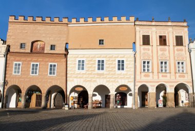 Kırmızı akşam Telc veya Teltsch Şehir Meydanı görünümünü renkli