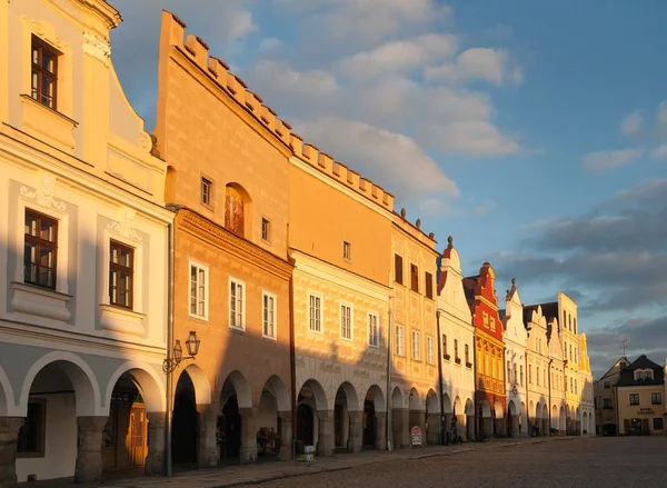 Kväll röd färgade över Telč eller Teltsch town torget — Stockfoto