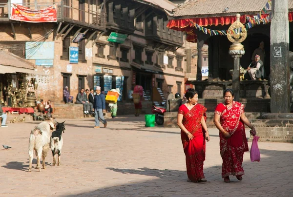 Mulher indiana típico na rua em Bhaktapur — Fotografia de Stock