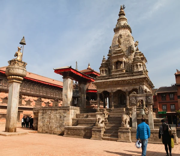 Temples of Durbar Square with people in Bhaktapur — Stok fotoğraf