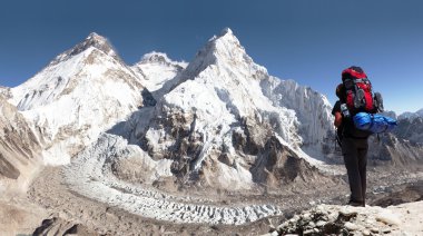 Everest ile turist Pumo RI temel kampından