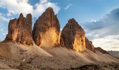 Akşam Drei Zinnen veya Tre Cime di Lavaredo görünümünü
