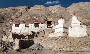 Beyaz Budist stupas kaplan köyü ile Kraliyet Sarayı