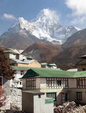 Mount Ama Dablam ve Pangboche Köyü yakınındaki Namche bazar