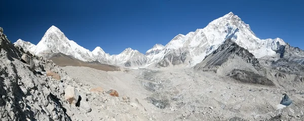 Panoramatický pohled ledovce khumbu, Nuptse a Pumo Ri — Stock fotografie