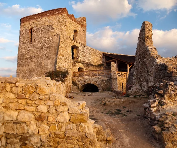 Kvällen syn på ruinerna av Cachticky hrad - Slovakia — Stockfoto