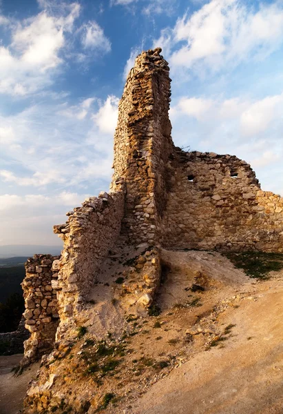 Cachticky hrad - Slovakya kalıntıları görünümünü akşam — Stok fotoğraf