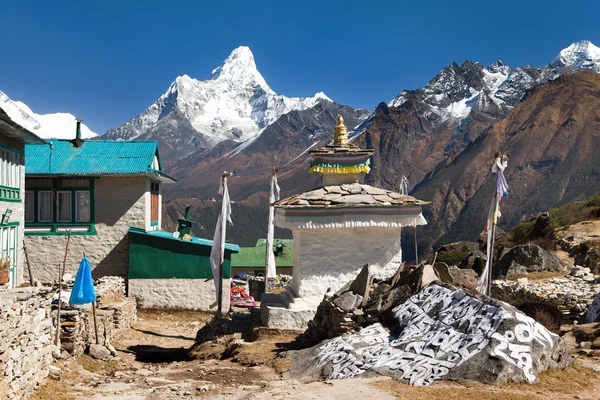 Monte Ama Dablam y pueblo de Khumjung cerca de Namche bazar — Foto de Stock