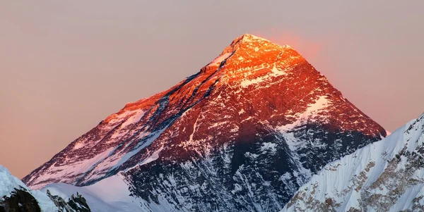 저녁 색 Gokyo Ri에서 에베레스트 산의 보기 — 스톡 사진