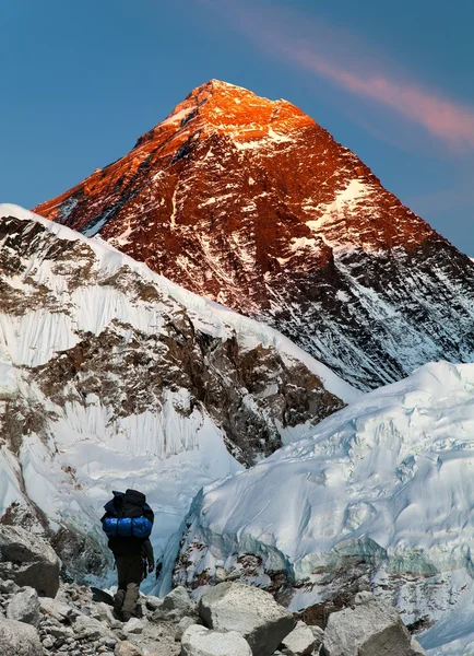 Monte Everest con turista —  Fotos de Stock