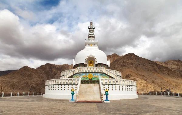 Hoog Shanti Stupa in de buurt van Leh - Jammu en Kasjmir - Ladakh — Stockfoto