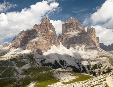 Drei Zinnen veya Tre Cime di Lavaredo güzel gökyüzü ile