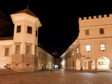 Telc veya Teltsch Şehir Meydanı gece görünümü