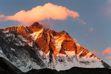 lhotse ve bulutlar akşam görünümünü üstünde belgili tanımlık tepe