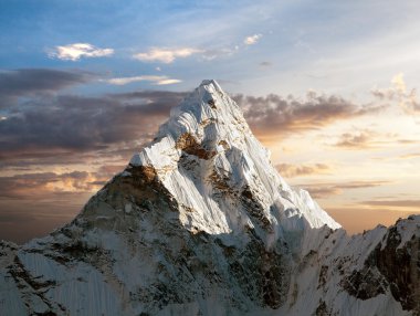 Ama dablam everest ana kampı giderken