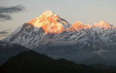 mount dhaulagiri - nepal'ın panoramik manzarasını akşam 