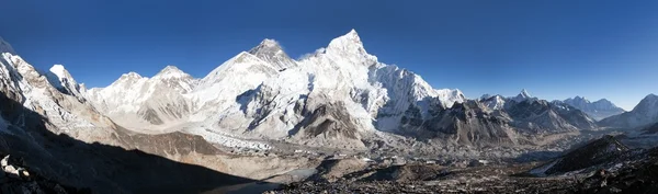 Έβερεστ με όμορφο ουρανό και Khumbu παγετώνα — Φωτογραφία Αρχείου