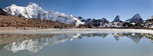 Panoramiczny widok z gokyo dolinie w pobliżu mount Czo Oju — Zdjęcie stockowe