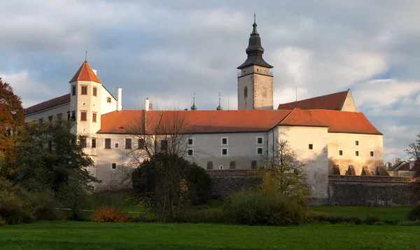 Evening panoramic view of Telc or Teltsch town castle — ストック写真