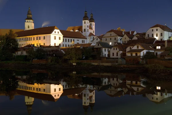 Night view of Telc or Teltsch town mirroring in pond — Stockfoto