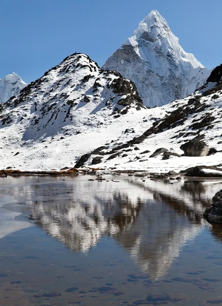 Vista del monte Ama Dablam reflejándose en el lago, zona del Everest — Foto de Stock