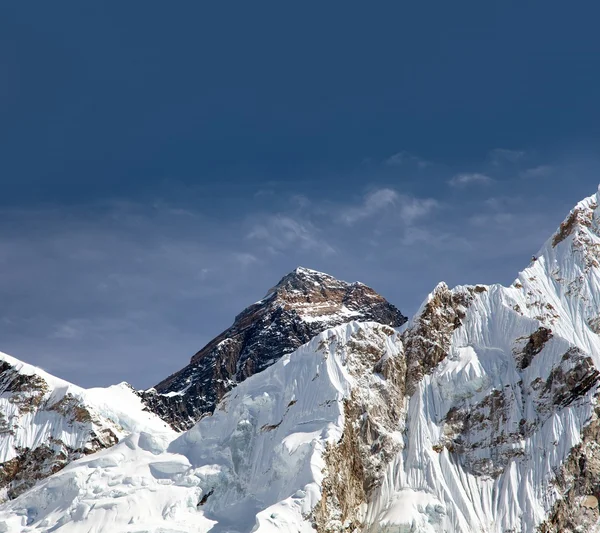 La cima de Everest desde el camino hasta el campamento base everest —  Fotos de Stock