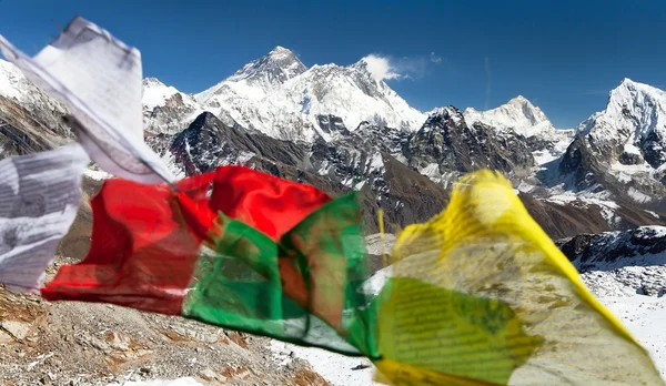 Monte Everest con banderas de oración budistas —  Fotos de Stock