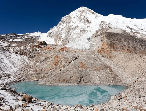 Mount Pumori eller den Pumo Ri från Pumori basläger — Stockfoto