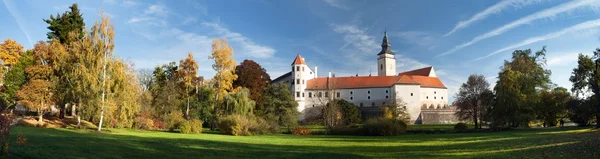 Panorama över Telč eller Teltsch staden slottet eller chateau — Stockfoto