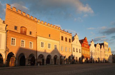 Kırmızı akşam Telc veya Teltsch Şehir Meydanı görünümünü renkli