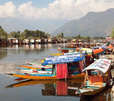 srinagar içinde yüzen dal göl gemilerde shikara
