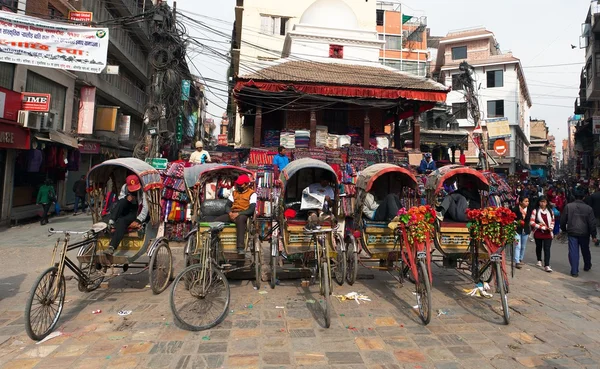 Riquixás típicos na cidade de Katmandu — Fotografia de Stock