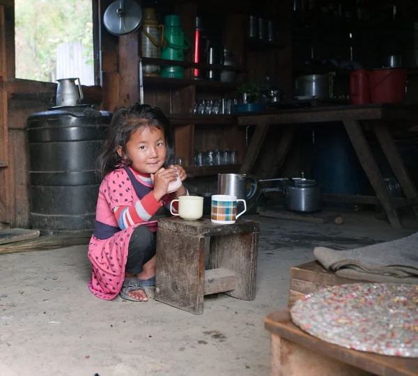 Bambina nepalese in cucina tipica nepalese — Foto Stock