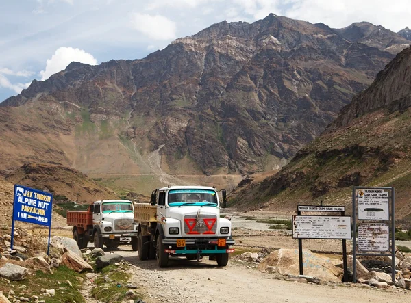 Kleurrijke vrachtwagens merk tata in Indiase Himalaya — Stockfoto