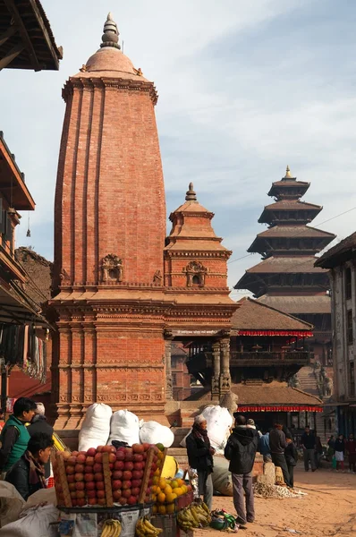 Templos da Praça Durbar com pessoas em Bhaktapur — Fotografia de Stock