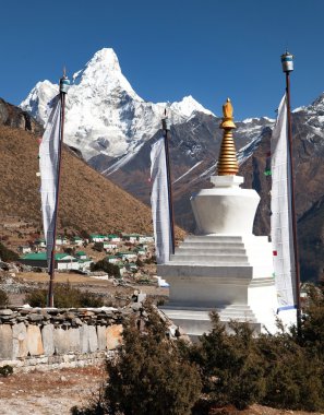 Mount Ama Dablam ve Khumjung Köyü yakınındaki Namche bazar
